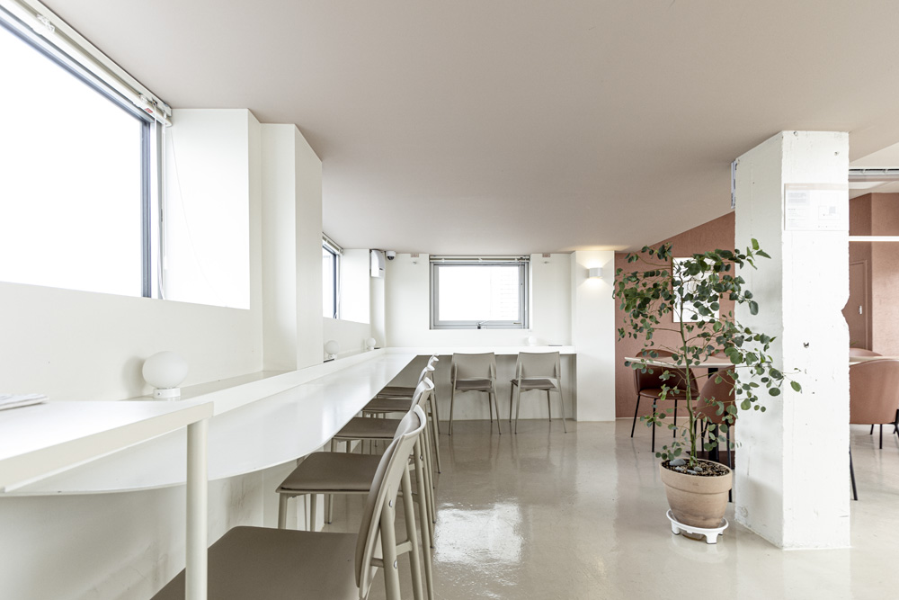 首尔通洞酒店咖啡厅 | 色彩点睛的现代概念空间-7