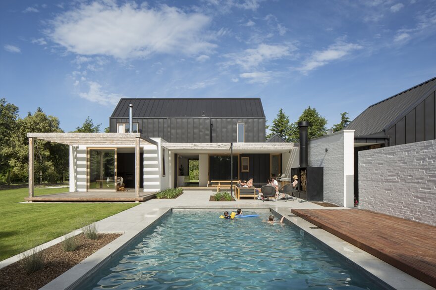 Ryan House by Arthouse Architects is a Contemporary Take on the Gable Form-11