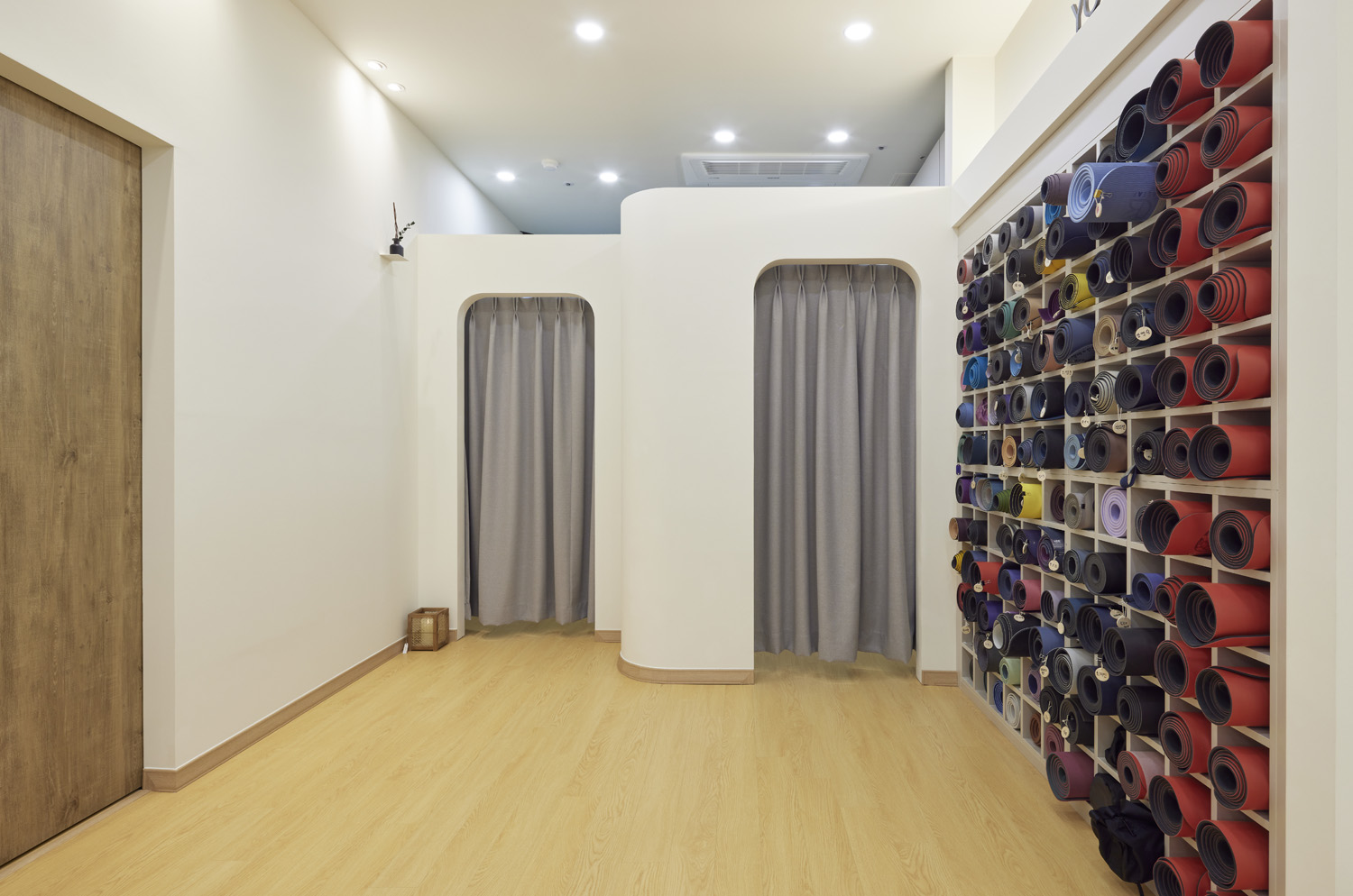 舒适 67 平瑜伽学院，白色与木纹的宁静空间-17