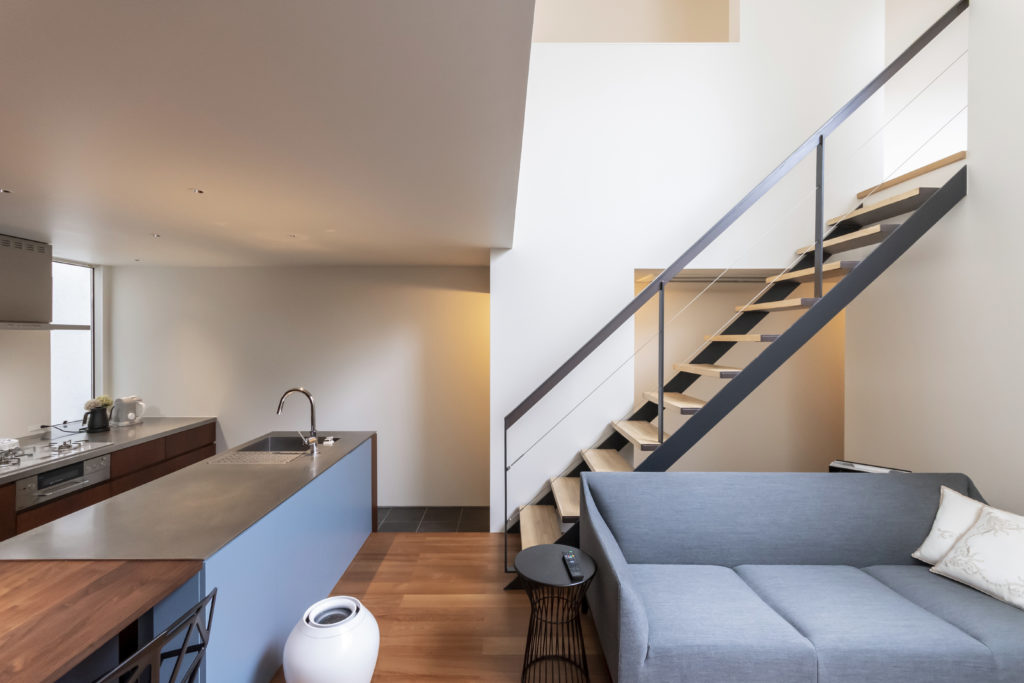 四囲を壁で包んだ家住宅の密集地ながら、静かで落ち着き感のある空間で暮らす | Architecture | 100%LiFE-6