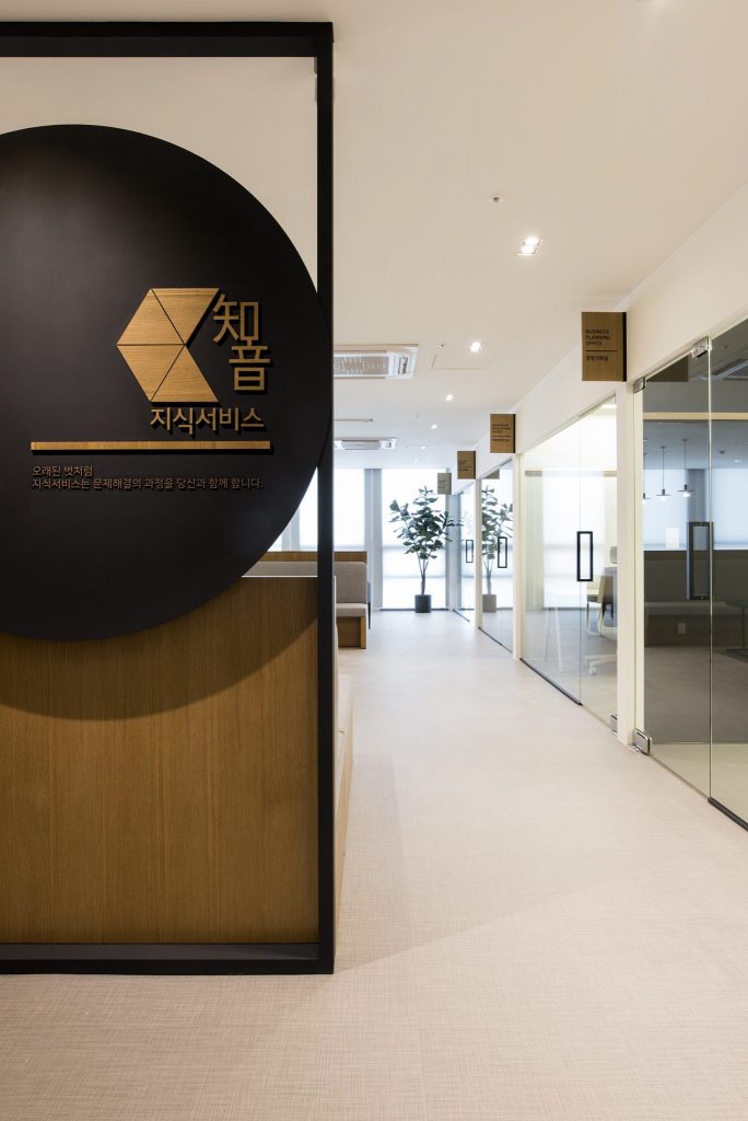 简约白诠释 51 平 IT 咨询公司办公室设计-5