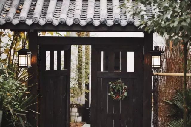 把一个破烂小院，爆改成中国风的入云屋，凉亭、枫树、竹篱笆......-250