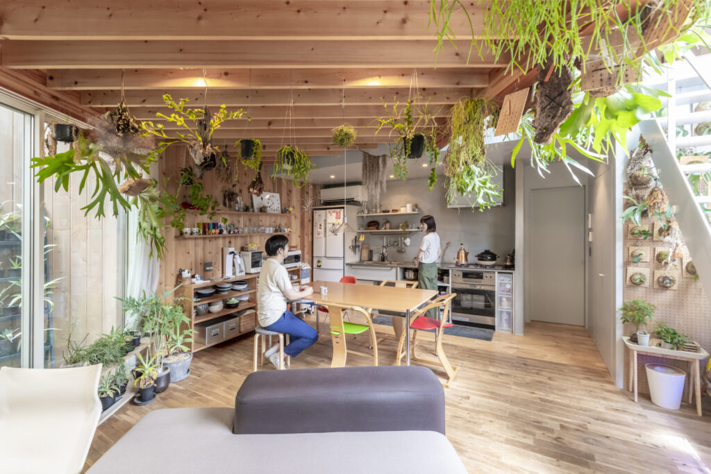 多くの緑とともに暮らす飽きの来ない家　ゆるやかにつながる空間と大きな開口でのびのびと暮らす | Architecture | 100%LiFE-16