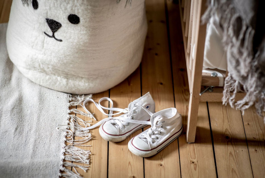 瑞典哥德堡公寓的花卉墙纸餐厅设计-23