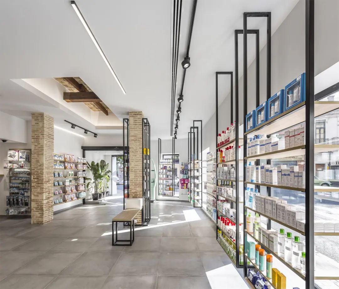 老建筑内的现代药店设计-13