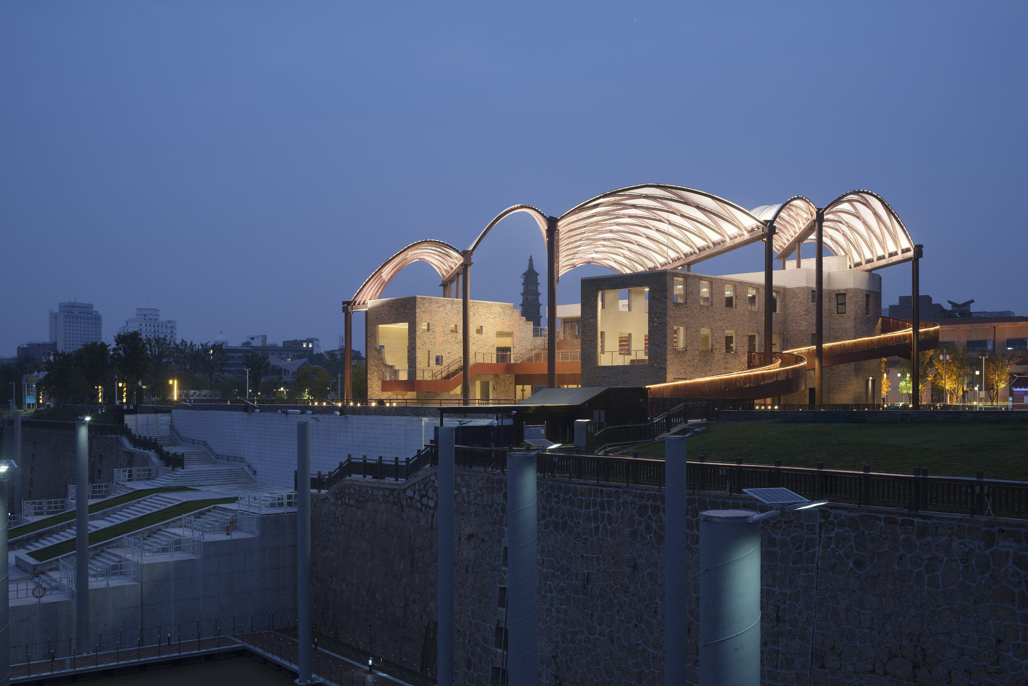 Yueyang Hualinggang Pier Tourist Center / WANG HUI | URBANUS-32