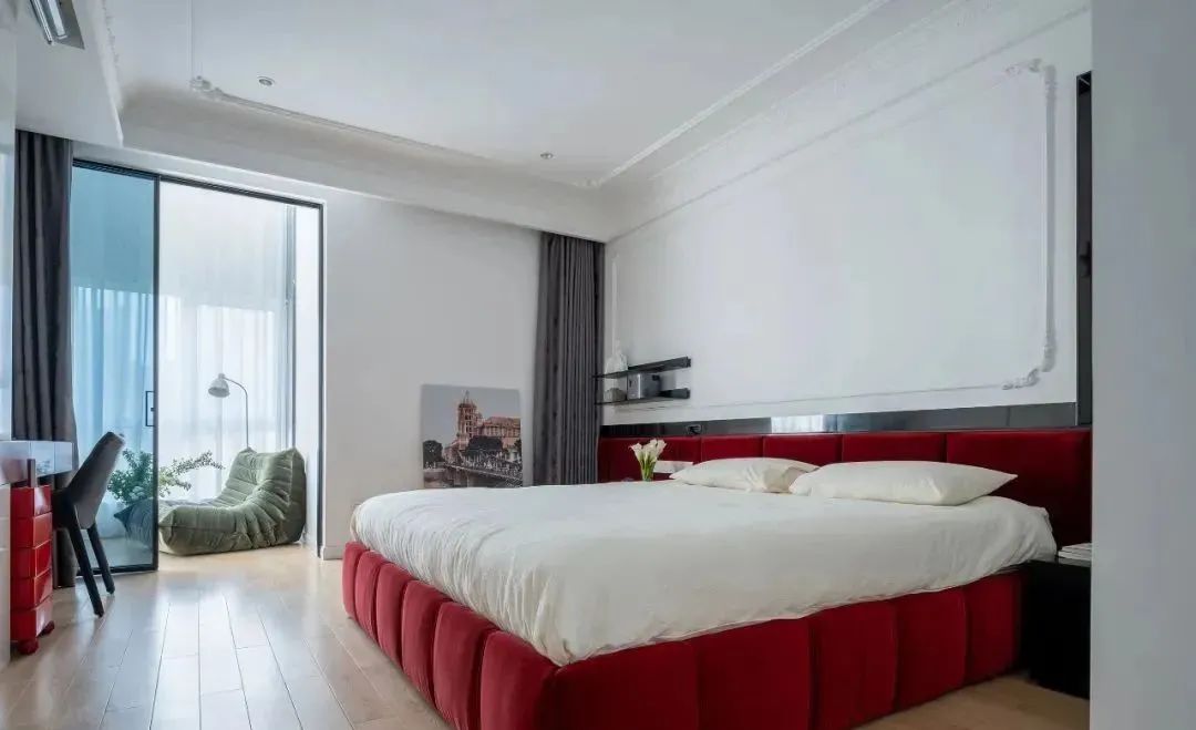 150㎡住宅，克莱因蓝、勃艮第红的融入，让空间更活泼、明艳！-44