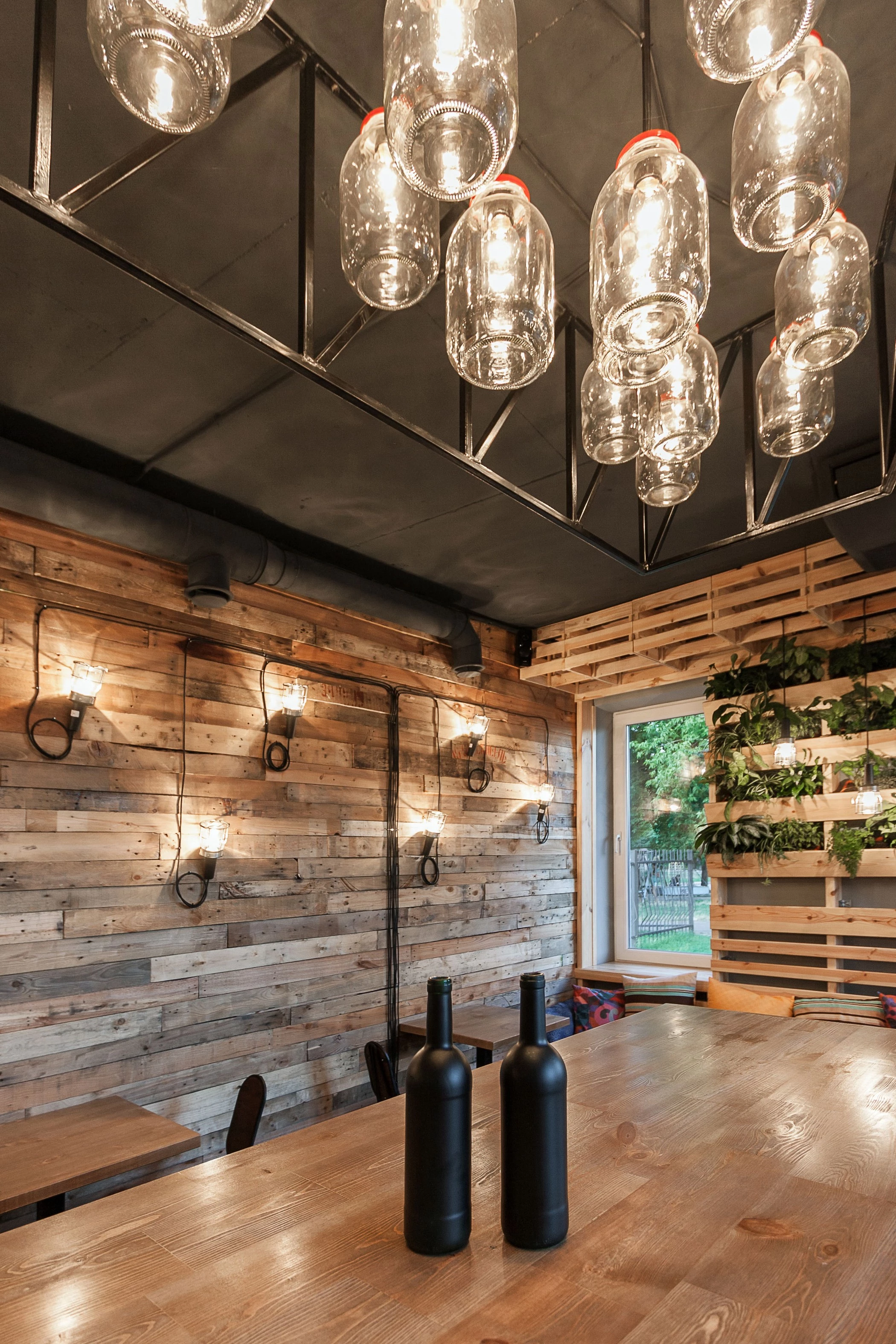 乌克兰 PENKA 咖啡吧 | 木质温馨空间与创意金属灯饰的完美结合-24