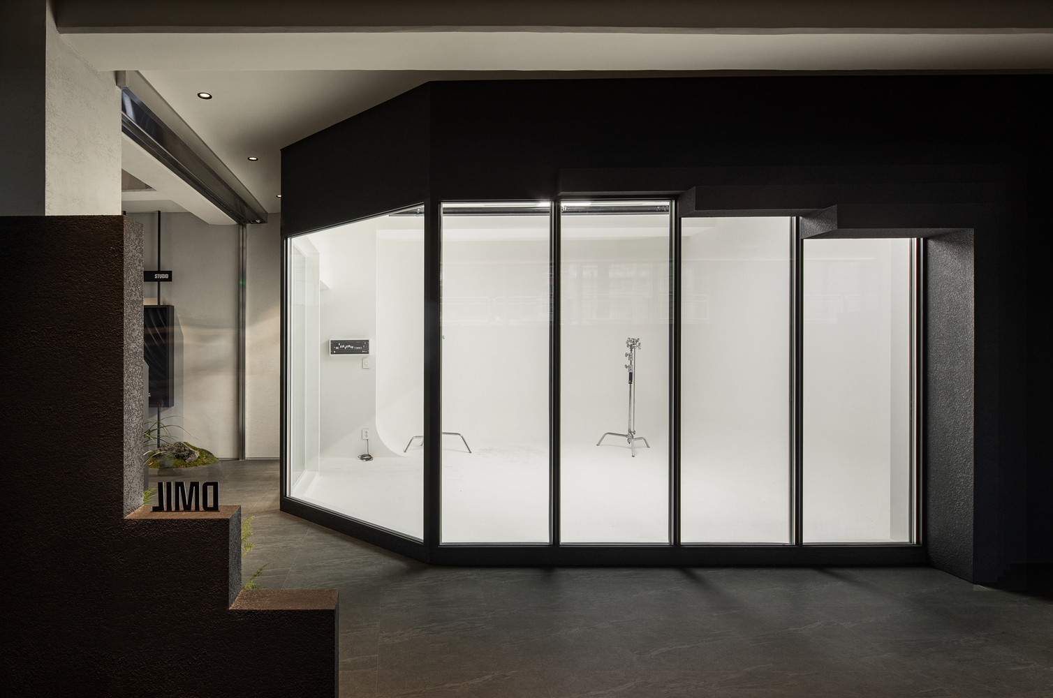 韩国 DMIL Office Lounge · 黑白简约的新媒体空间丨韩国首尔丨Plainoddity-25