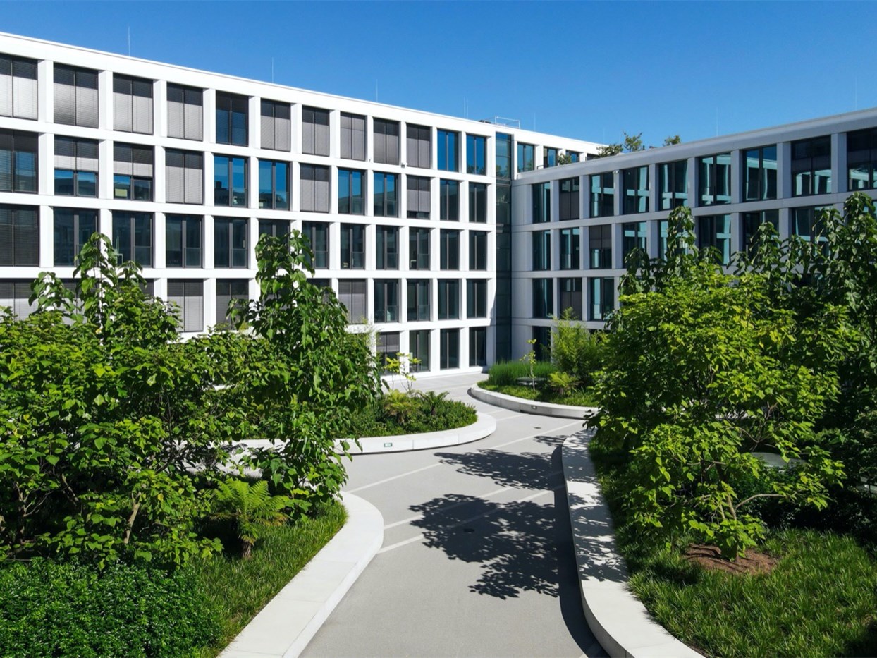 德国KVBW总部大楼的庭院景观-2