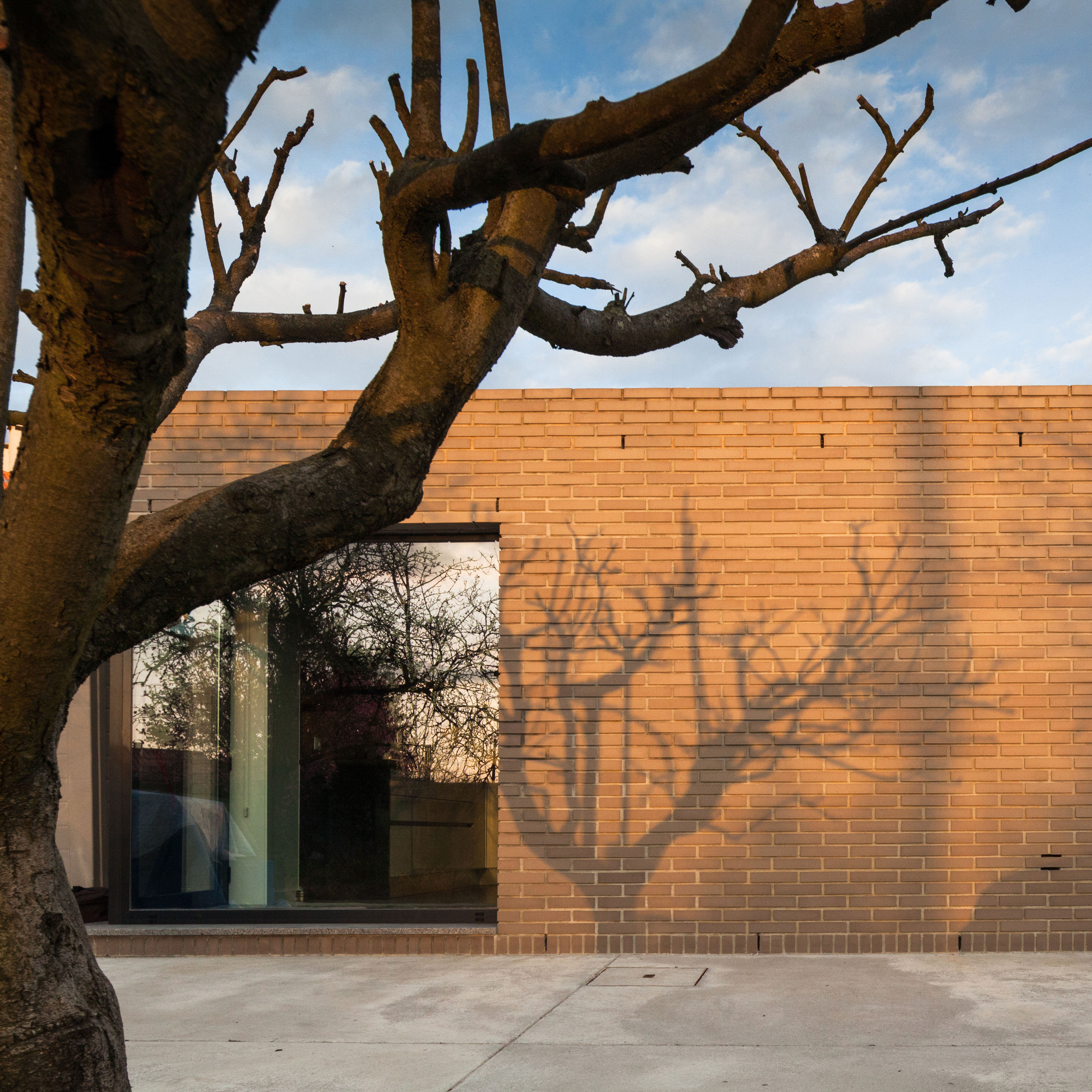 开放露台之居,和谐融入传统环境-0