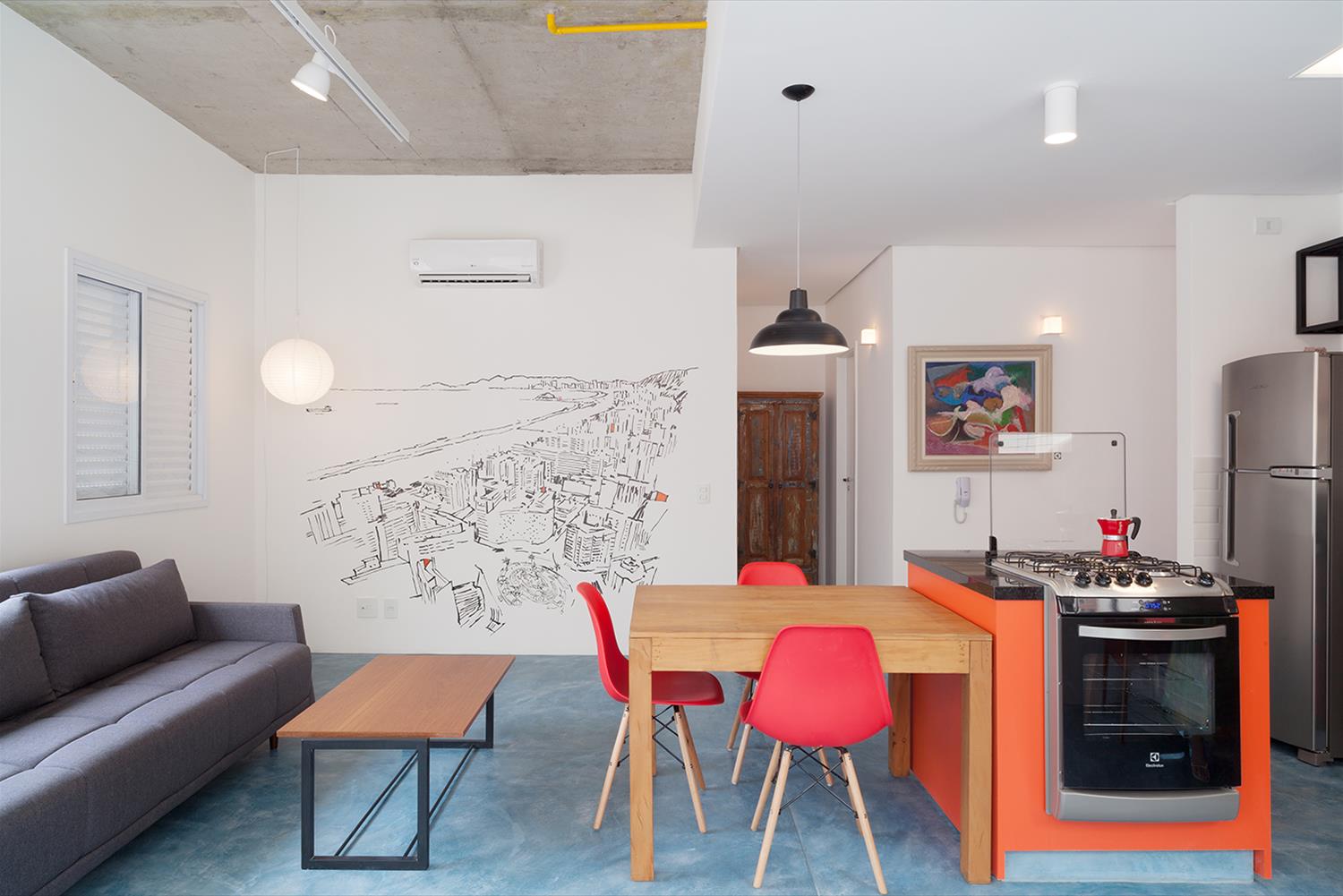 蓝色水泥地板的时尚公寓改造-5