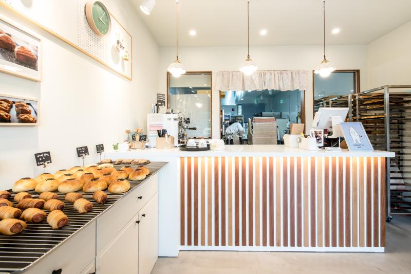 11 坪小巧烘焙店，灯光设计成焦点-4