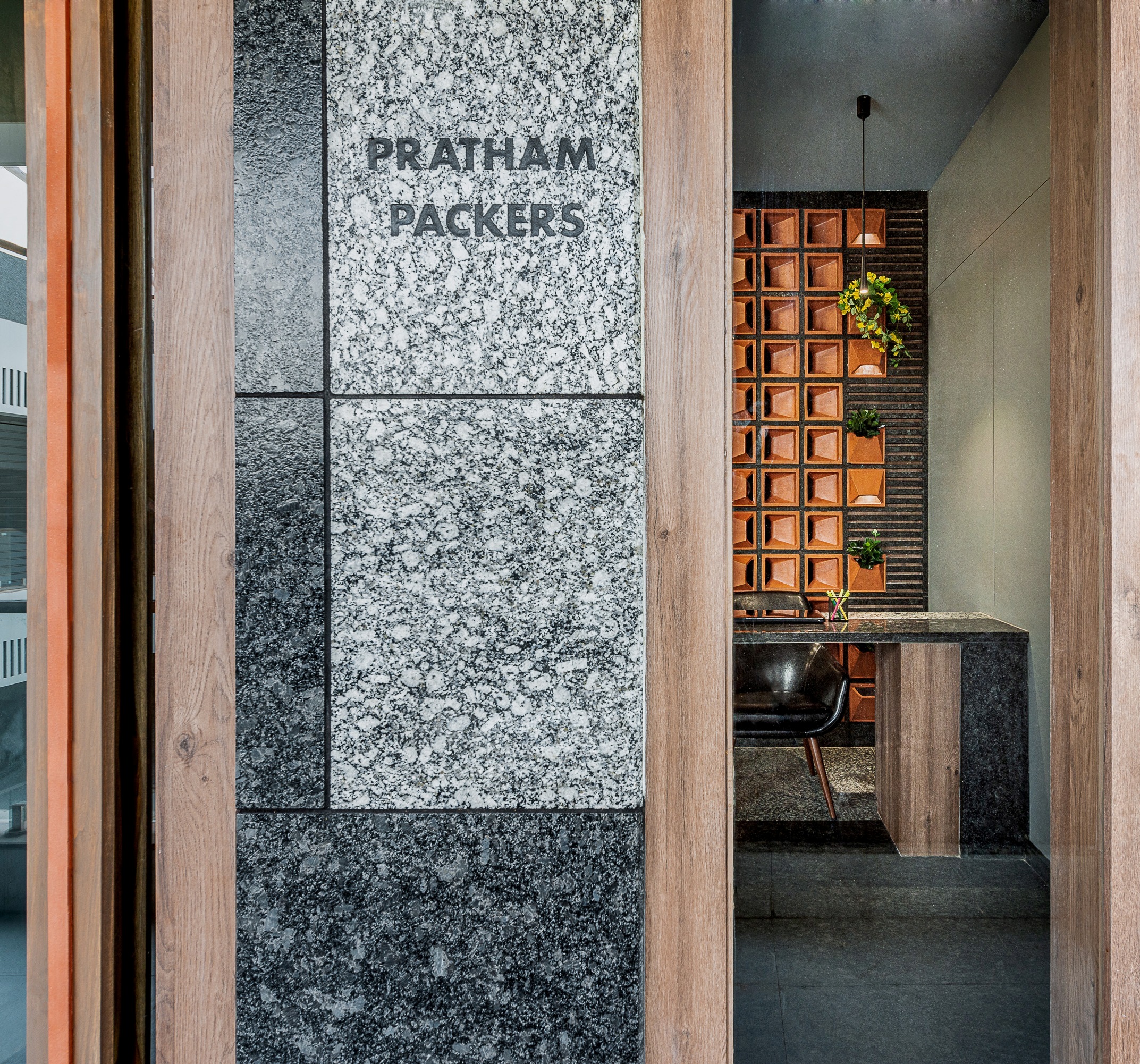 都市商业区中的自然元素办公室设计-19