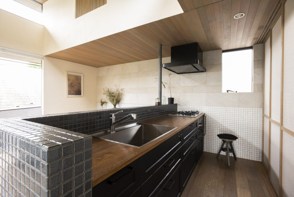 里山の風景を取り込む　室内と一続きの軒下テラスが豊かな時間をもたらす | Architecture | 100%LiFE-8