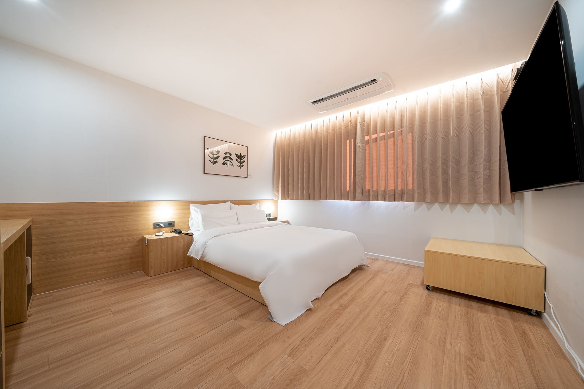 白色与木质，打造 21 间客房的极简酒店-3