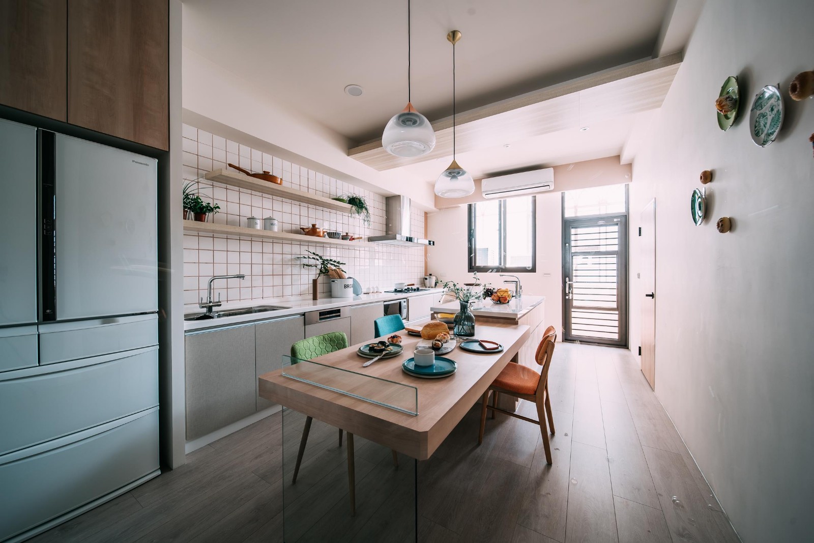 绿意盎然的家 | DIY 植物、纸飞机天花板、中岛厨房-15