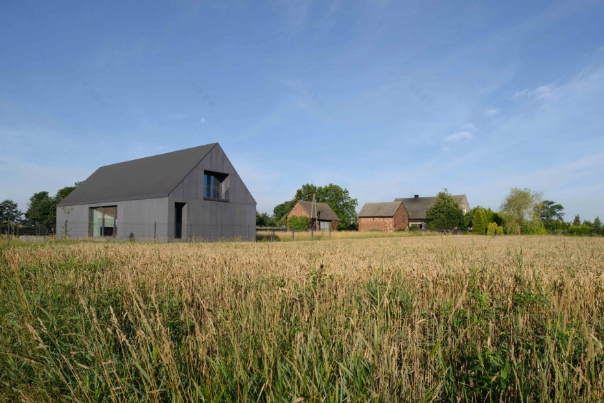 波兰提西郊区的现代农庄风格住宅-33