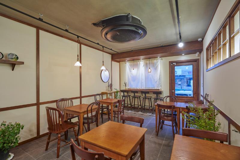 12 坪极简咖啡厅，温馨氛围中的白色与木质元素-4