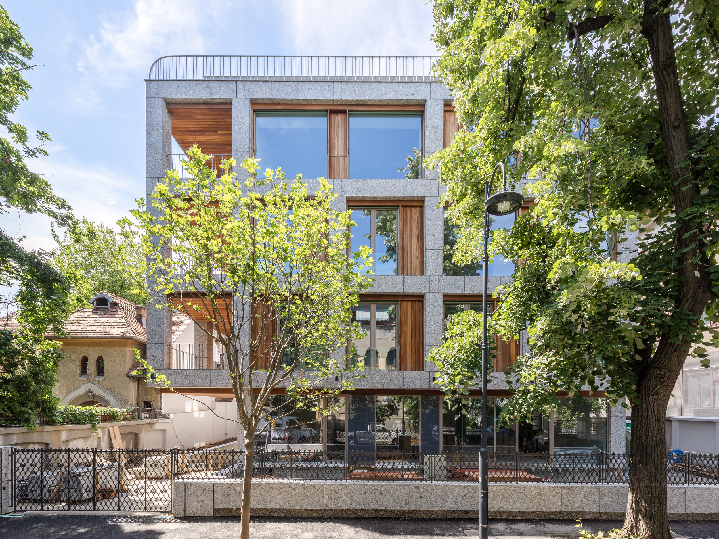 华沙6号

注：VARSOVIA是拉丁语中华沙（波兰首都）的名称这里6推测可能是编号之类，由于缺乏更多背景信息，按常规理解翻译为华沙6号  -4