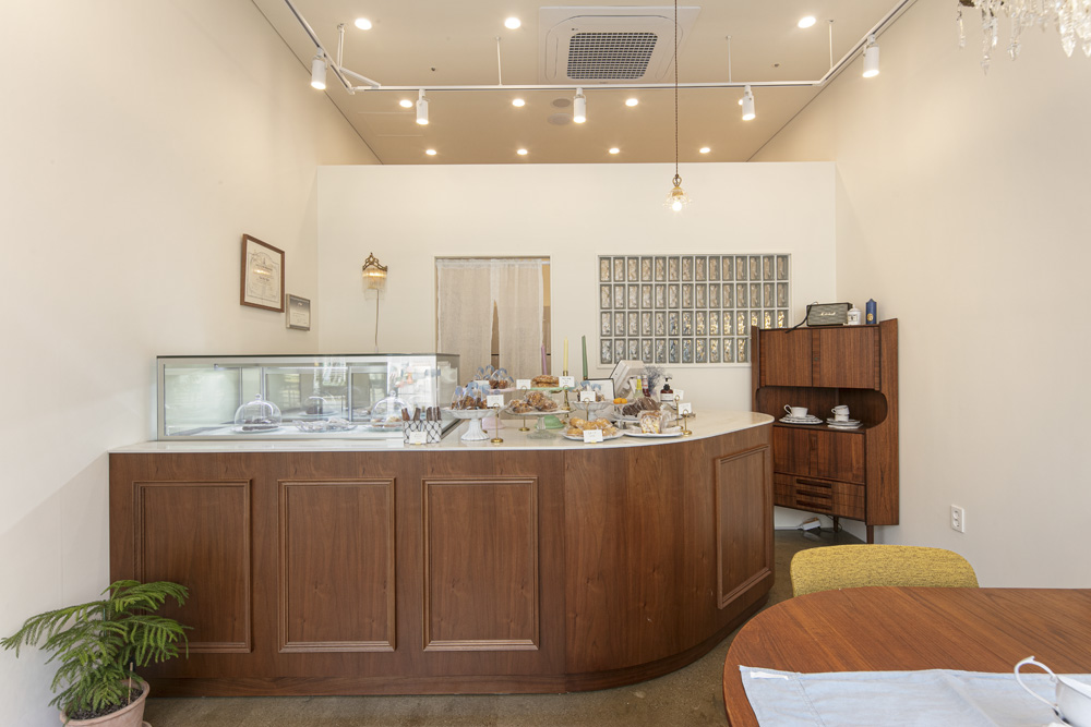 白色与木色交融，极简主义的餐厅设计-7