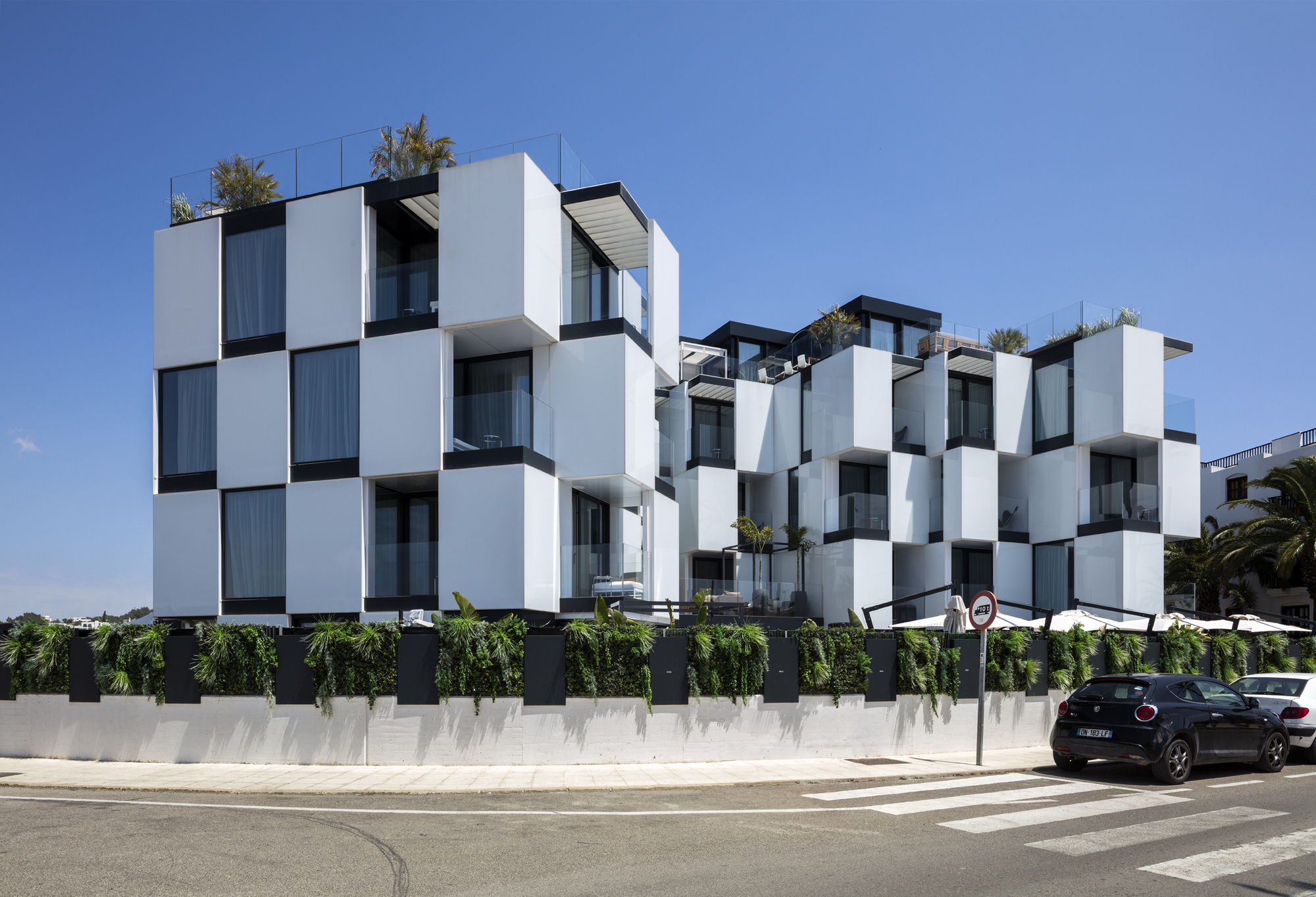 重塑经典公寓,Hotel Sir Joan Ibiza 呈现简约白色玻璃立面-13