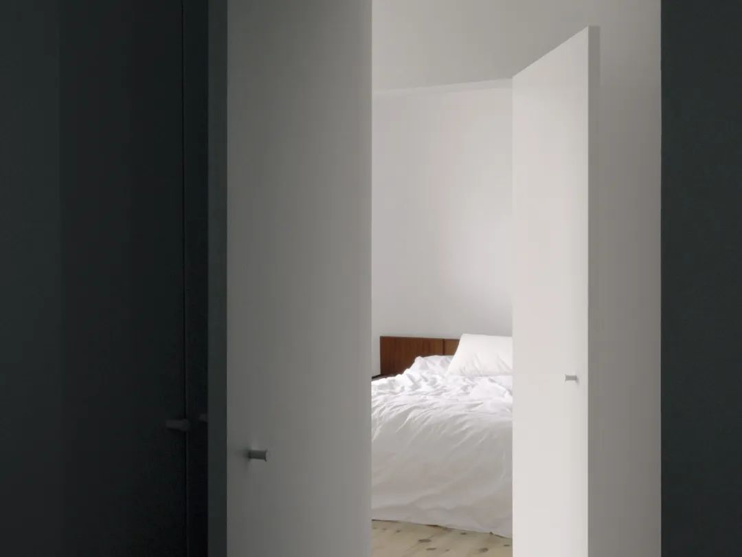 加拿大蒙特利尔 Waverly Residence 公寓，极简厨房模糊室内外生活-19