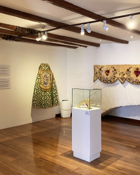 "Entre hilos: esplendor del traje litúrgico" Expo - MCA
