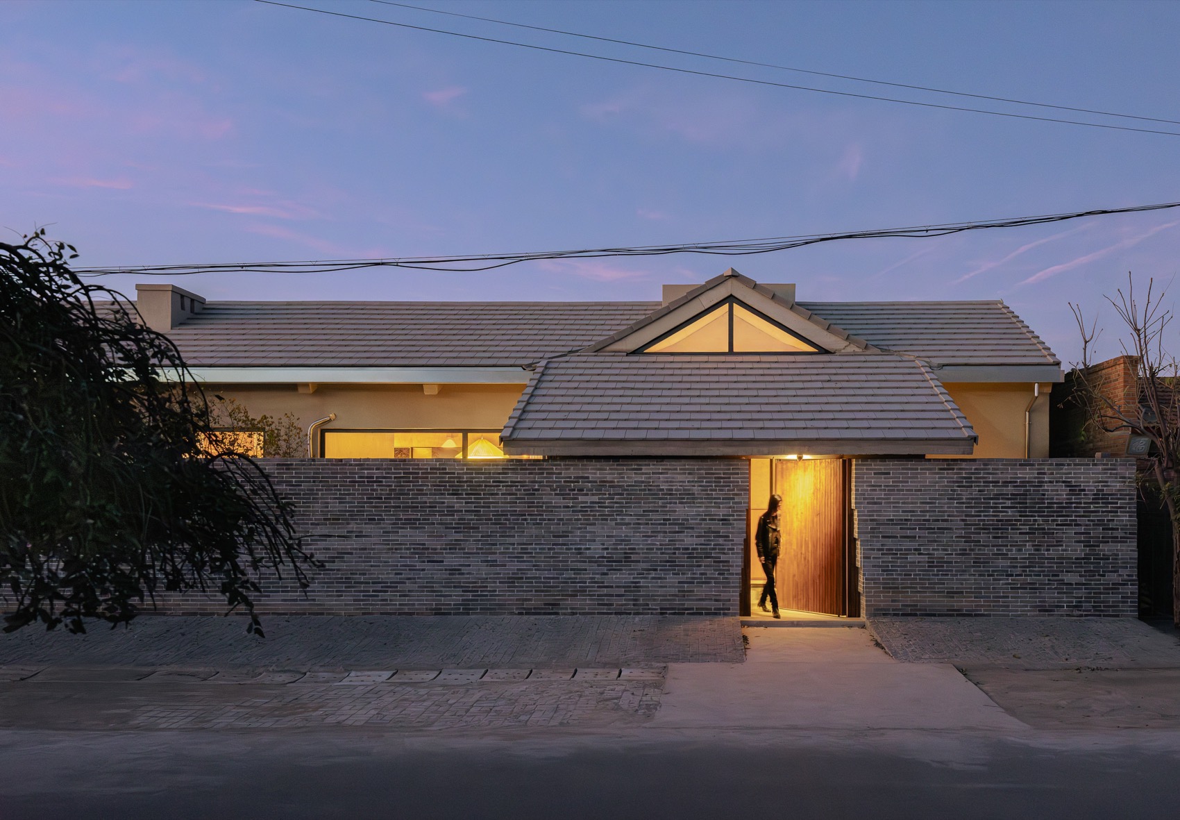 十字交叉之家 – 一朵屋面下的安顿与穿梭丨中国北京丨察社办公室-11