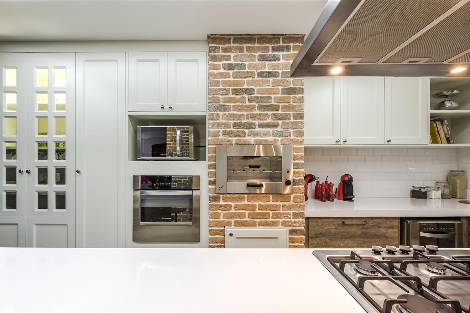 巴西 15 平米小厨房设计，砖块与橙色碰撞出个性空间-2