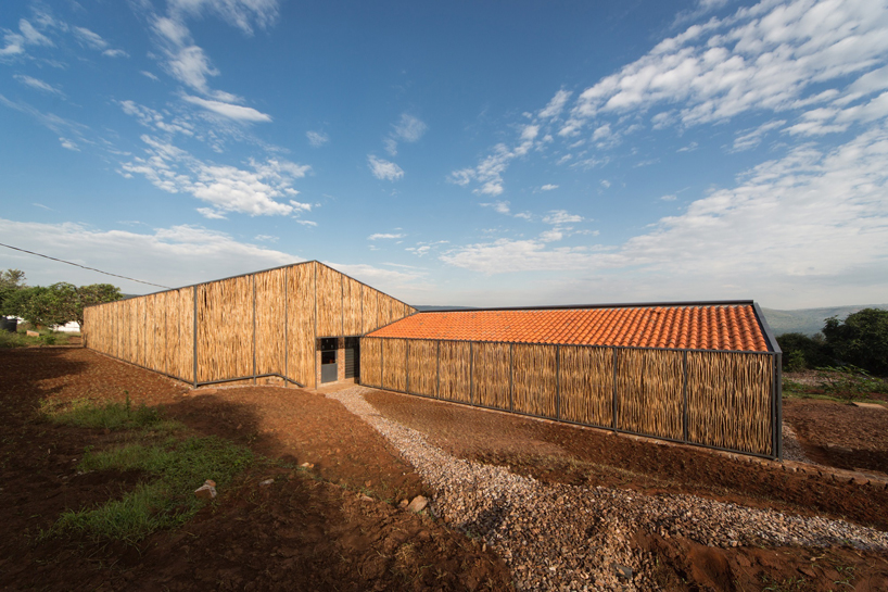 采用手工砖和桉树在卢旺达建造的住房设施-0