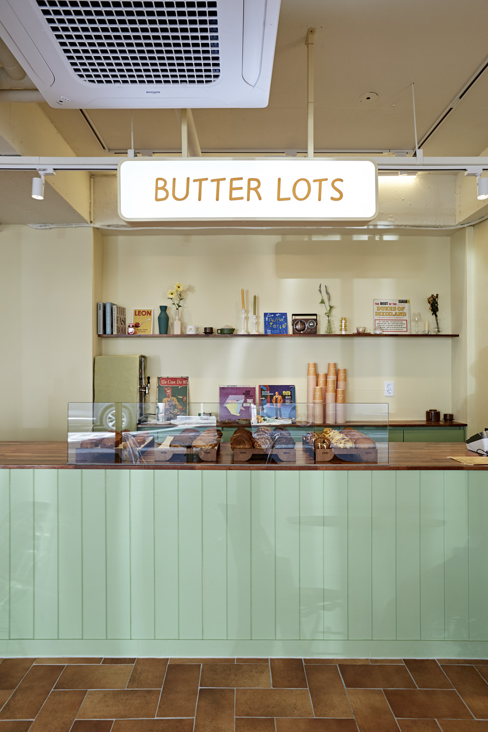 15 坪温馨烘焙店，缤纷色彩营造可爱氛围-10