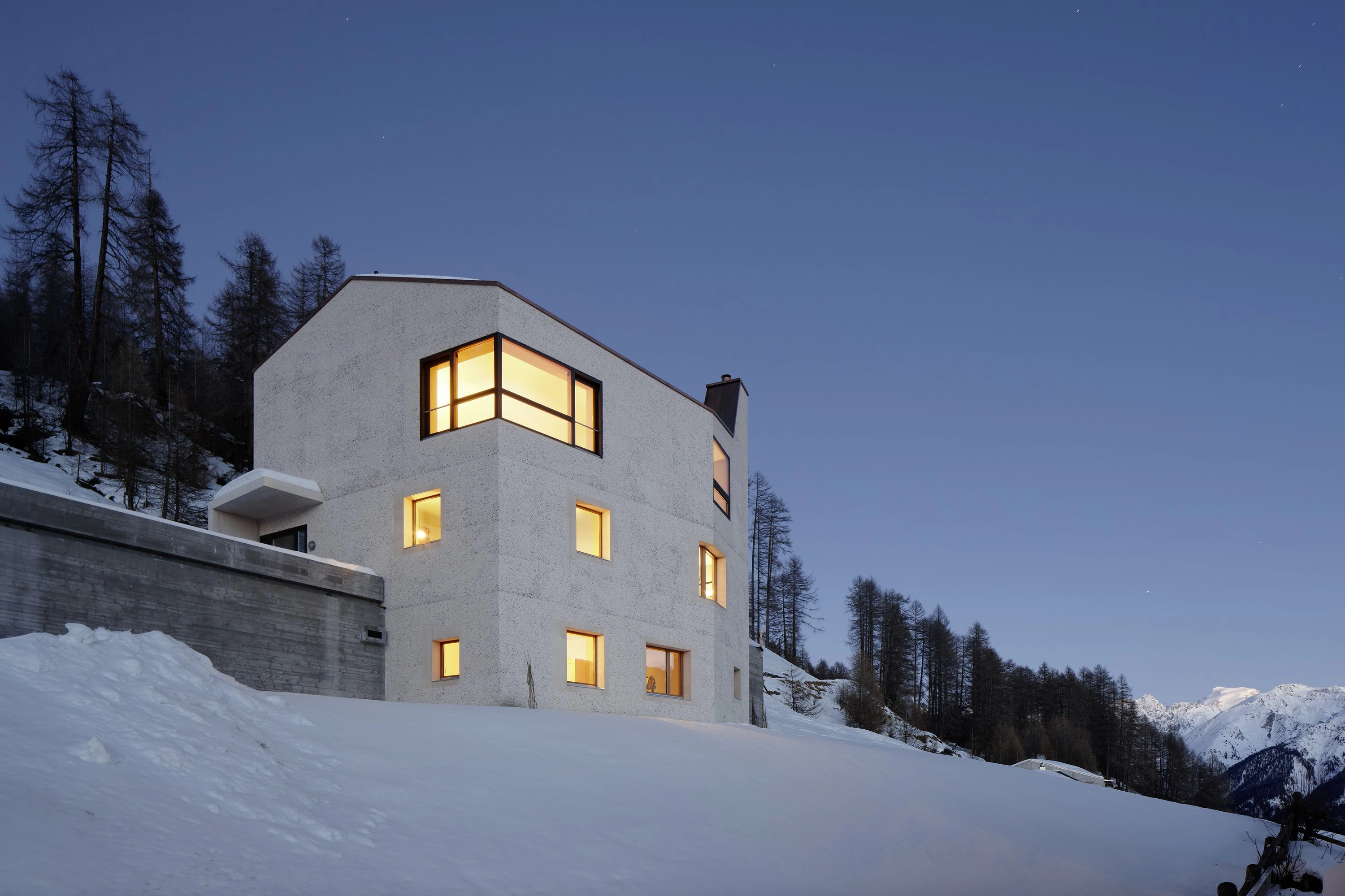 瑞士 Val Monastero 山间混凝土住宅,融入自然景观-15