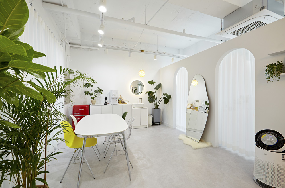 简约白色设计的 13 平小店-3