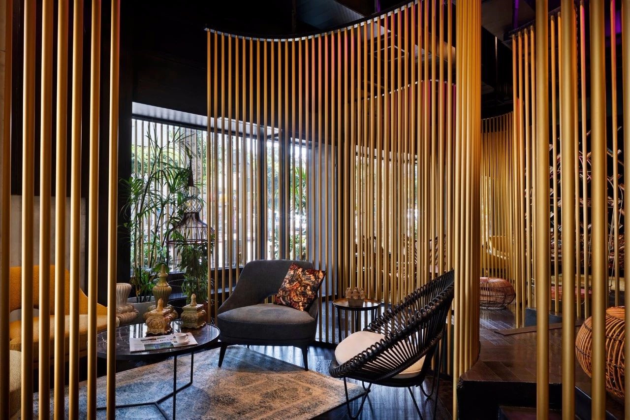 布朗酒店的灯塔-21