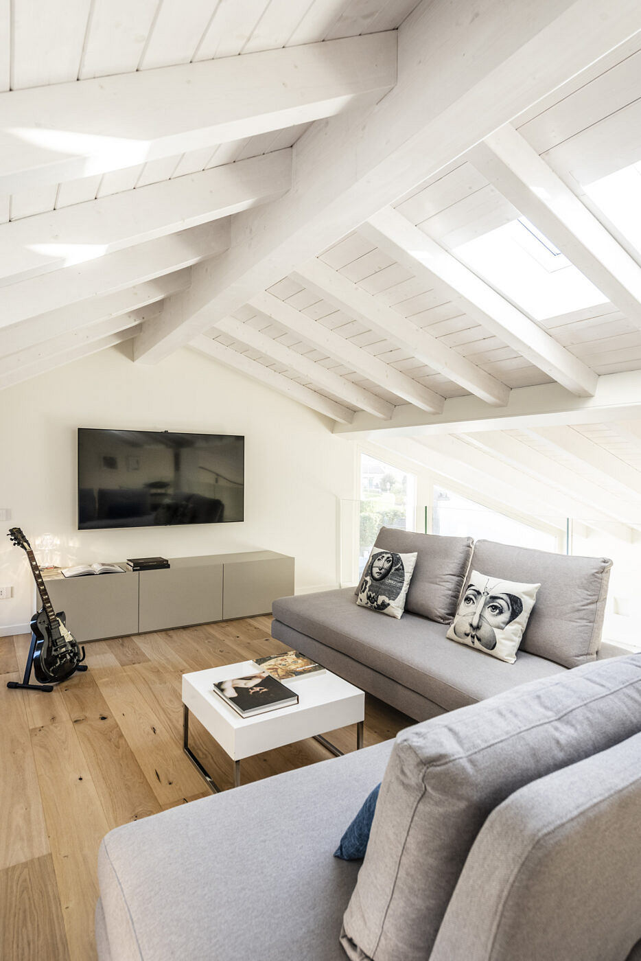 Casa MZ — Crafted Oak Interiors for an Art Historian’s Home-4