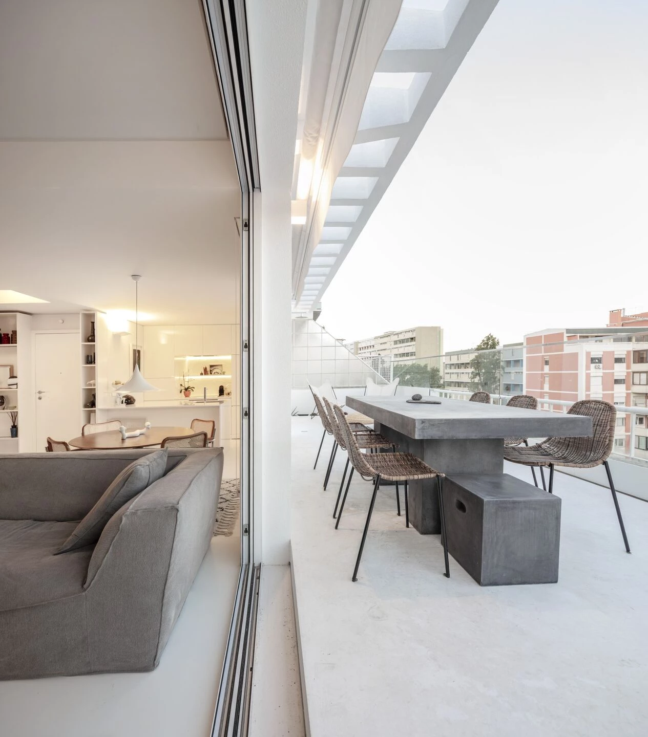 里斯本顶层公寓,白色简约风营造明亮空间-37