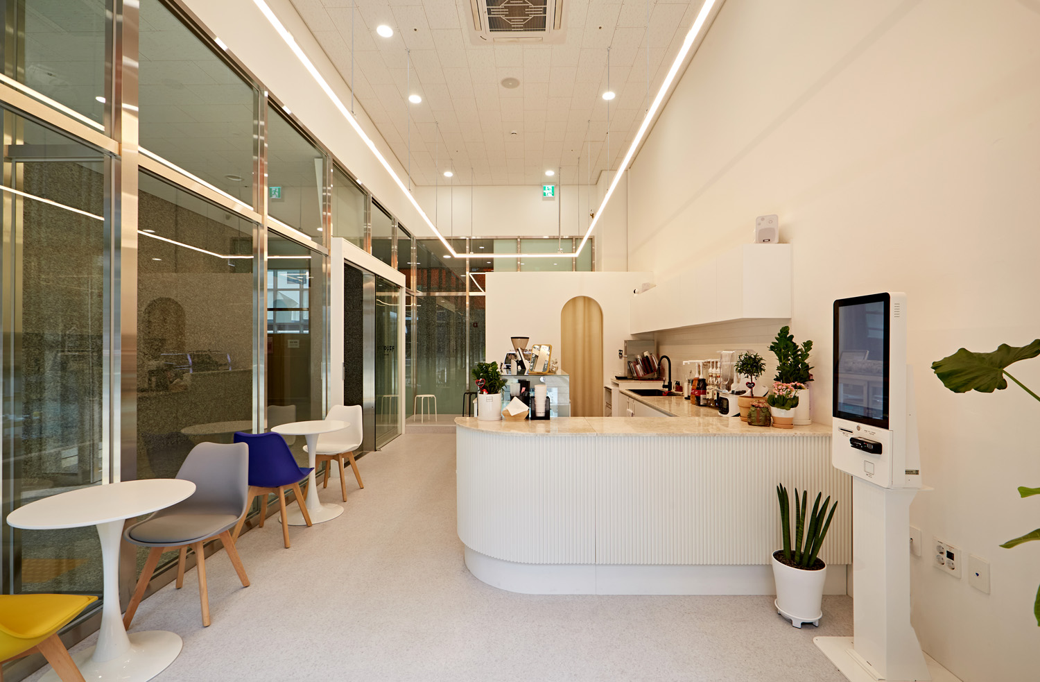 白色与木色交融，11 平小空间咖啡馆设计惊艳-3