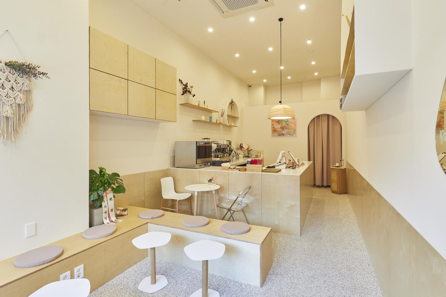 白色与木纹的极简设计 | 10 平米咖啡厅-5