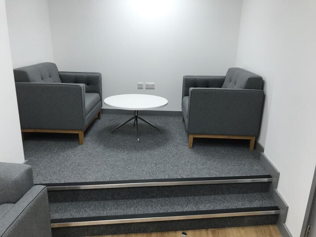 英国百年银行 Kent Reliance Maidstone 旗舰店设计-18