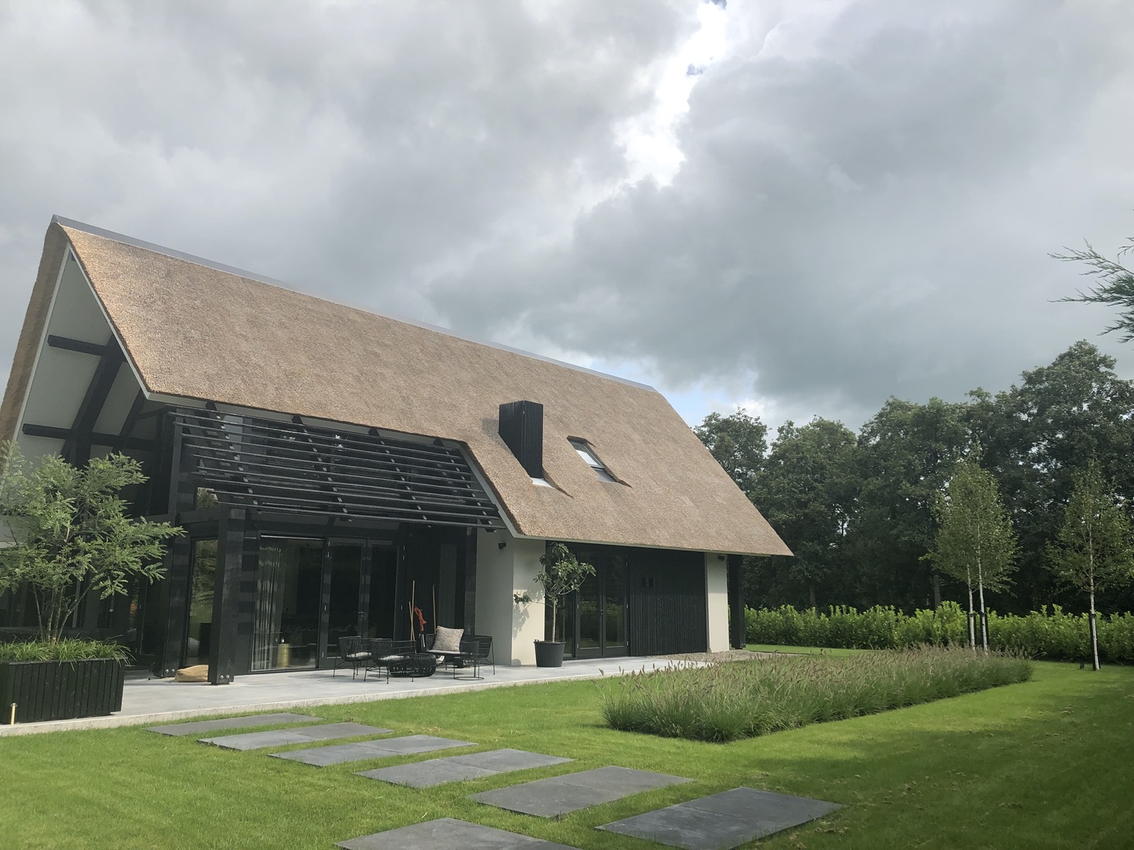 Eigentijdse tuin aan het water-6