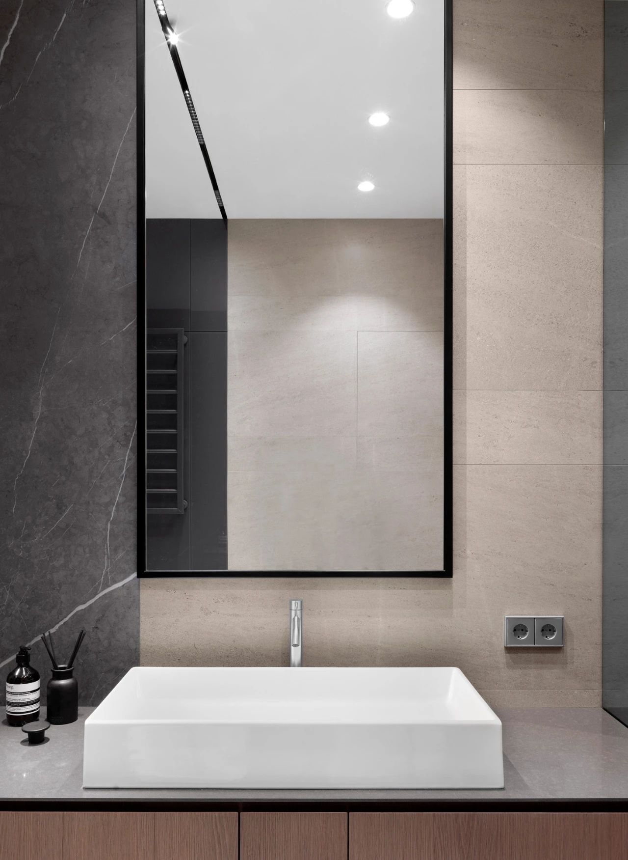 高级灰与木饰面的男性气质公寓丨Yana Demidovich-24