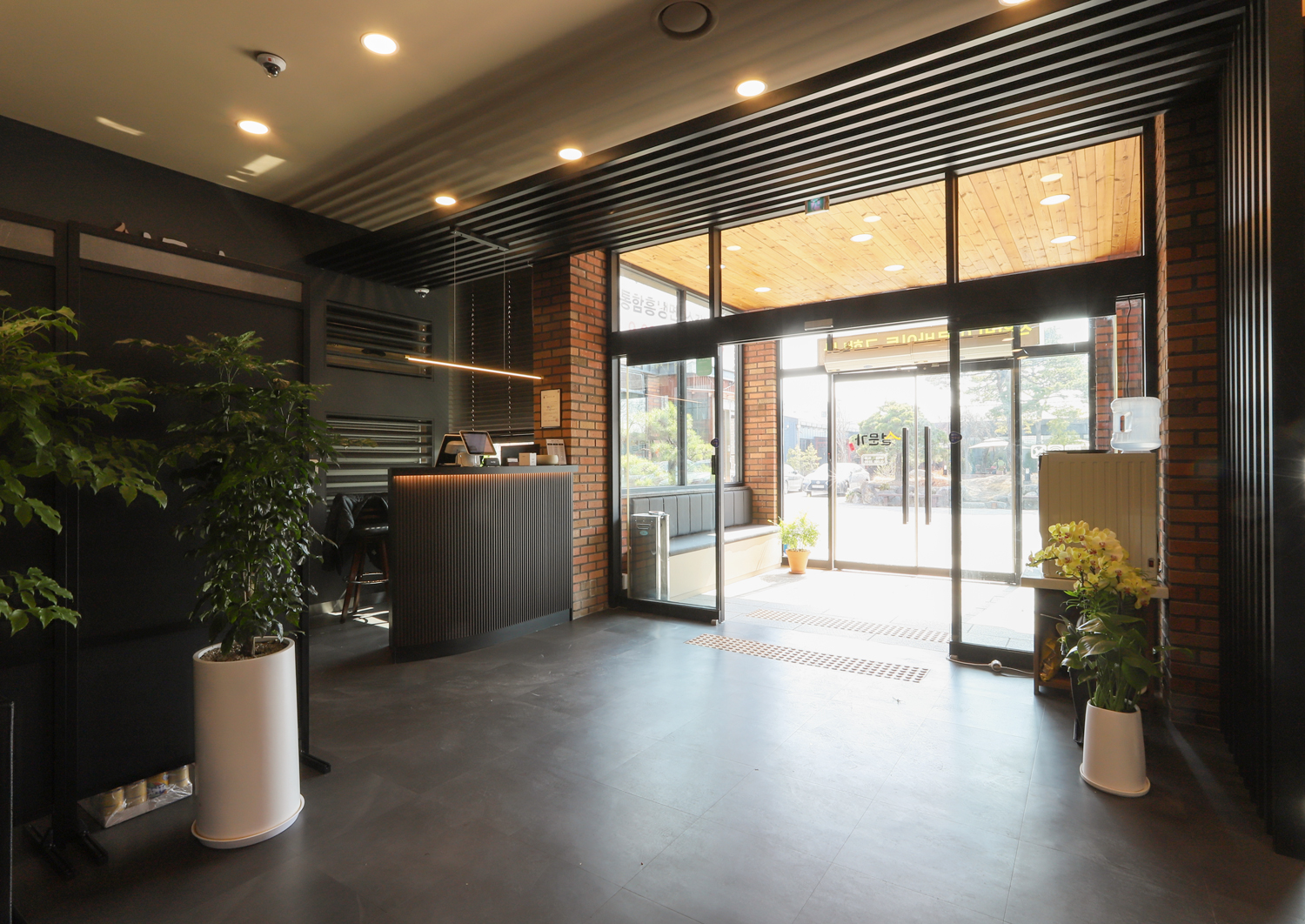 现代简约 150 平米复式公寓，温馨舒适的家居设计-3