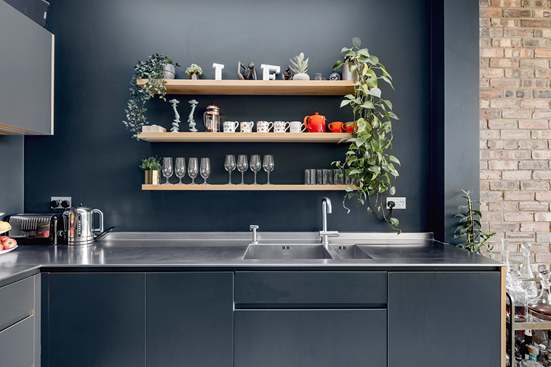 伦敦灰色调公寓的活力点缀-7