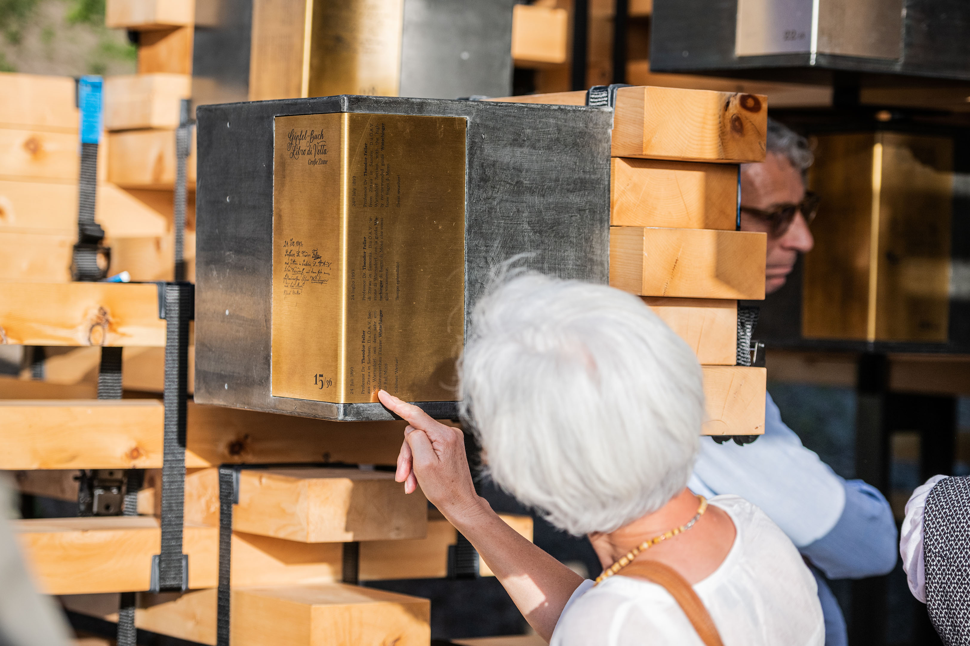 穿越时空的登山传奇 | 150 年 Dolomites 峰顶书安装艺术-10