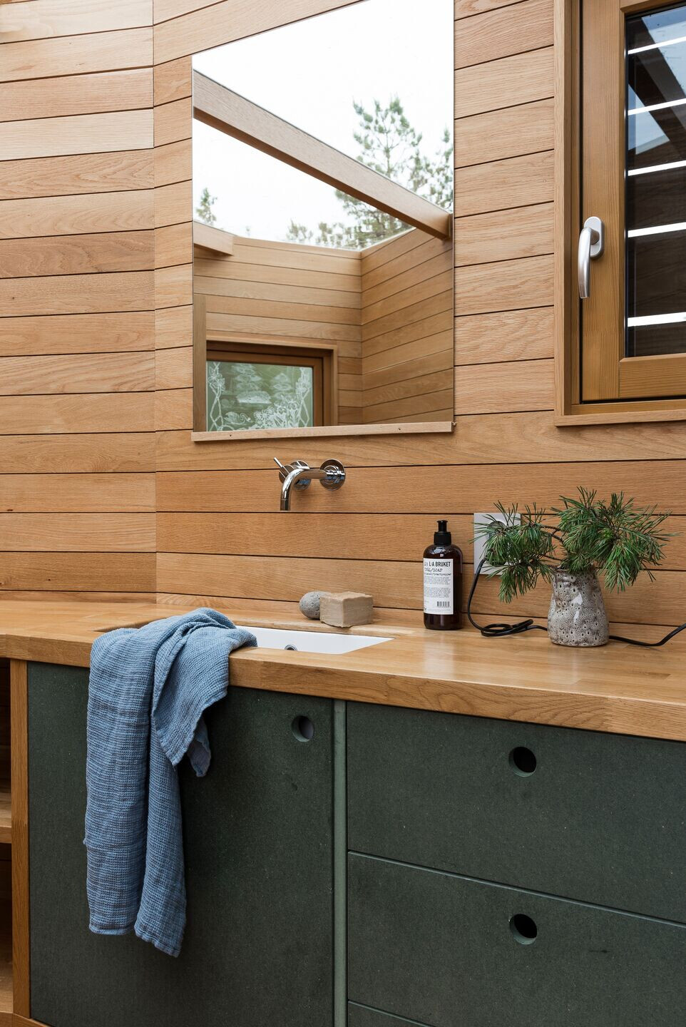 挪威小岛上的生态木质浴室-26