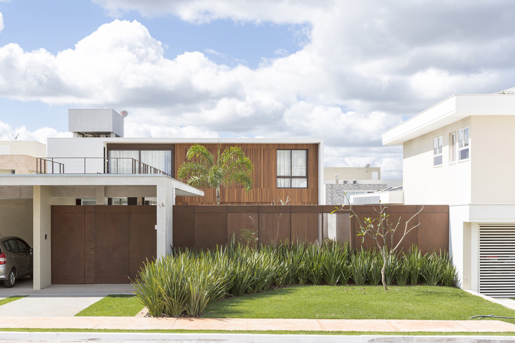 巴西利亚简约住宅,铝制框架大玻璃板创造美食空间-4