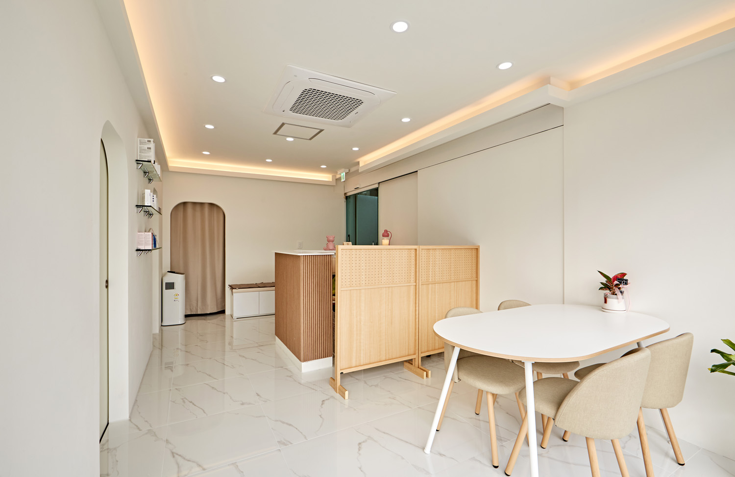 现代时尚的白色&木纹美妆店设计-4