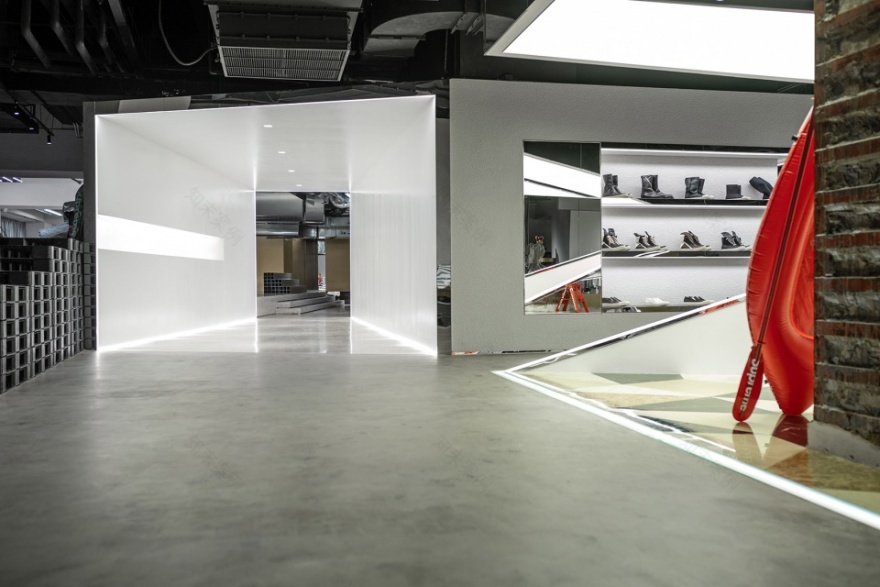 上海"By"商店 | 碎片化空间与艺术展览的完美融合-32