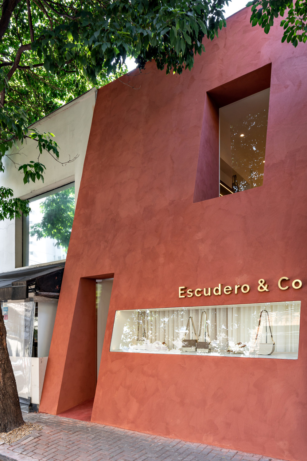 巴西极简皮包店,彰显永恒设计风格-15